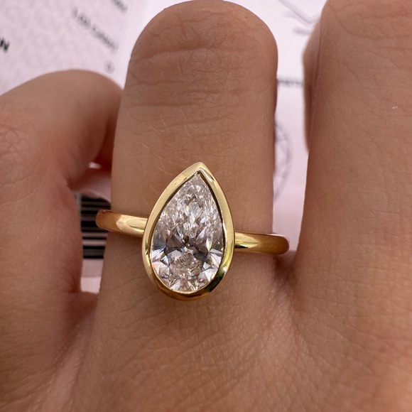 1.03 carat D VVS2 pear bezel solitaire lab diamond